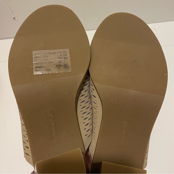 American Eagle Brand Size 8.5 Taupe Colored Slip on Heeled Sandals Suede Like - Picture 4 of 6
